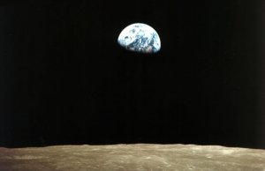 http://www.daviddarling.info/images/Earth_above_Moon_horizon.jpg