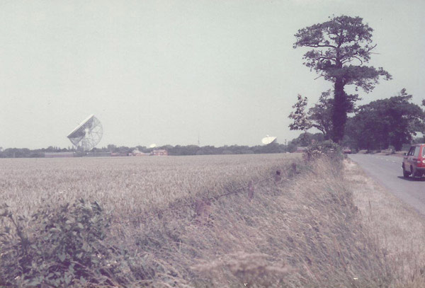 Jodrell Bank Mark IA (left) and Mark II (right) telescopes