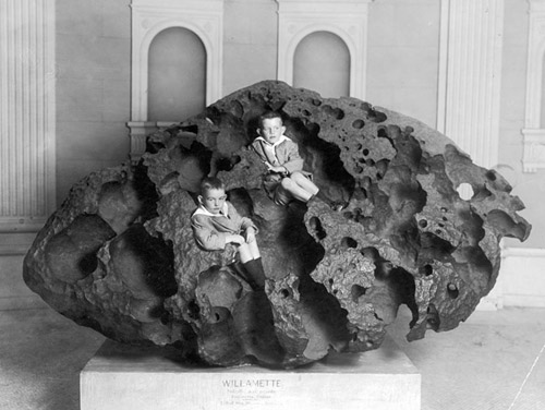 Sitting in the Williamette meteorite, 1911