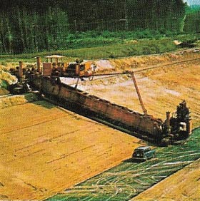 Construction techniques in canal engineering include the use of special lining machines.