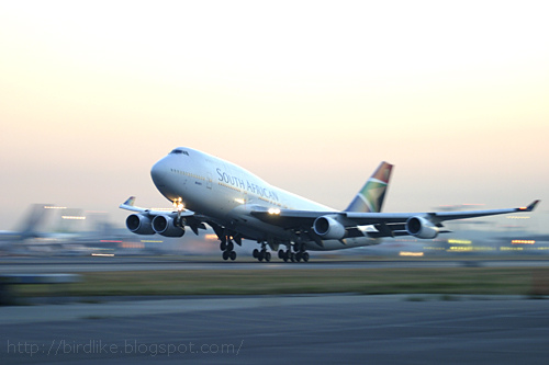 Boeing 747 taking off