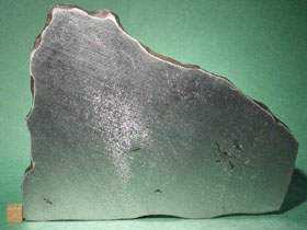 1934 год обнаружен дымчатый монокристал. Метеорит Богуславка. Метеорит Богуславка 1916 год. Обсидиан кристобалит. Kamacite.