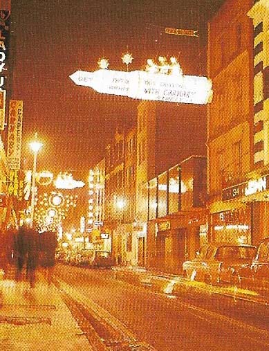 Carnaby Street, with its boutiques and shops specializing in fashionable clothes, colorful posters and the latest pop records, became a symbol for the new ;swinging' London of the 1960s.