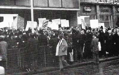 Striking miners in 1972 supported wage claims of up to 47% made by the National Union of Miners at a time when the Conservative Government was hoping to bring inflation down from 6% to 5%.