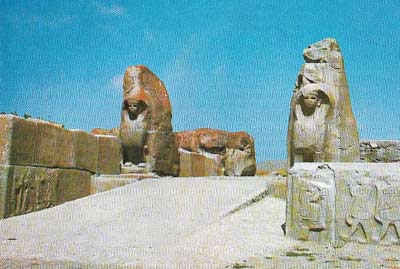 In the sphinx gate at Alaja Huyuk in central Turkey, the sphinxes – unusually for Hittite art – are sculpted partly in the round.