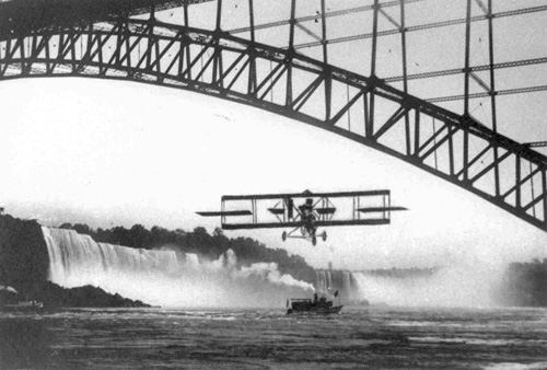 Lincoln Beachey swoops under Upper Steel Arch Bridge ay Niagara Falls