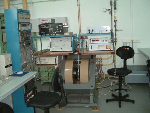 Experimental set-up for measuring electron spin resonance.