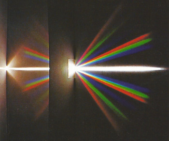 A diffraction grating has a fine mesh