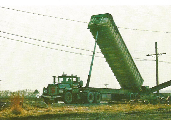 Hydraulic jack on a truck