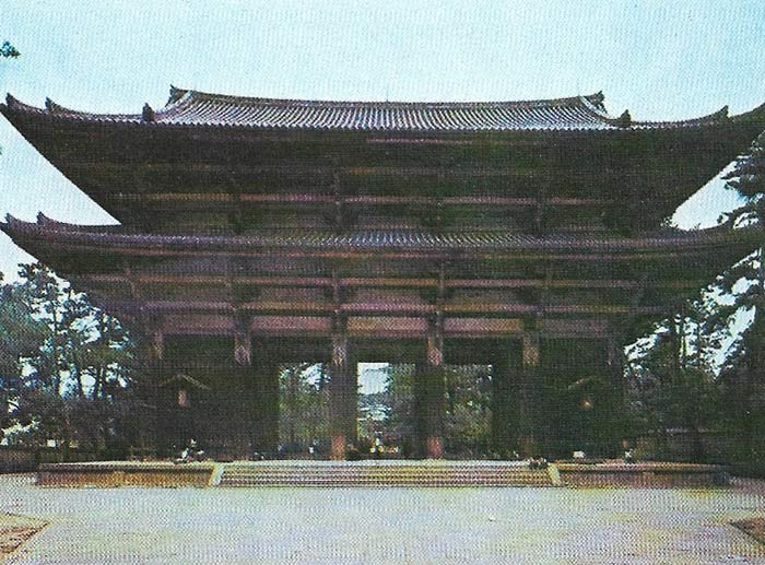 Naindaimon, an imposing Chinese-style structure, is the main gateway to Todaiji Temple.