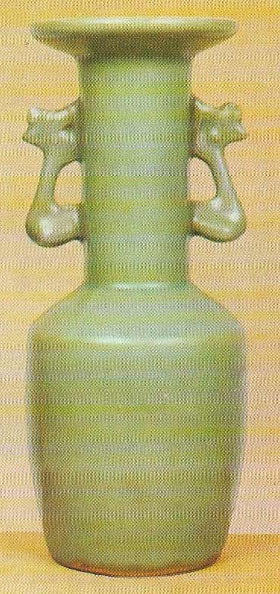 Fine quality grey stoneware with a thick blue-green glaze was produced by the kilns of the upper Tsung River valley.