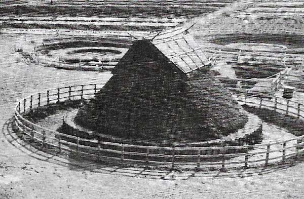 A house of the Yayoi period (250 BC – AD 300) was reconstructed at Toro in the suburbs of Shizuoka.