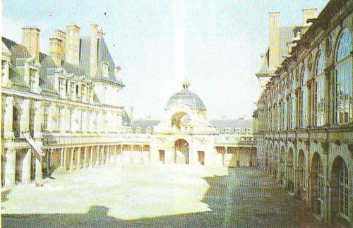 The Cour Ovale of the Chateau de Fontainebleau (begun c. 1530) was added by Gilles Le Breton to the medieval hunting lodge of Francis I.