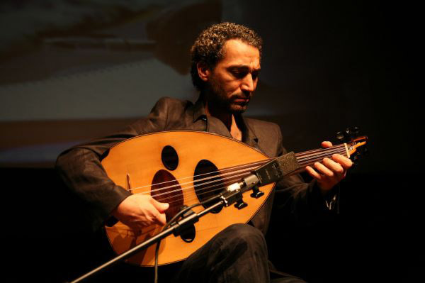 An oud being played